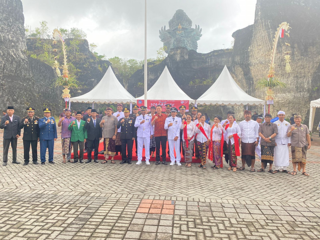 Dirgahayu RI ke 78 Tahun 2023 Kelurahan Tanjung Benoa Berpartisipasi dalam Upacara Bendera di Garuda Wisnu Kencana